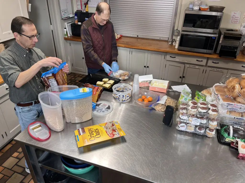 2 volunteers cooking up breakfast