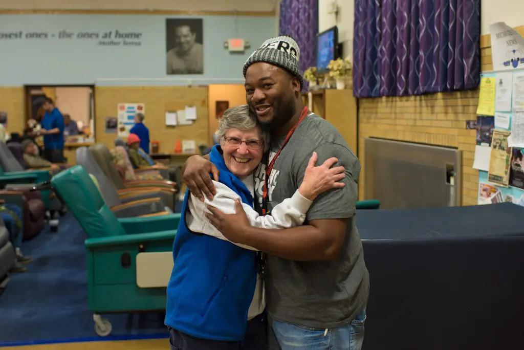 2 volunteers hugging