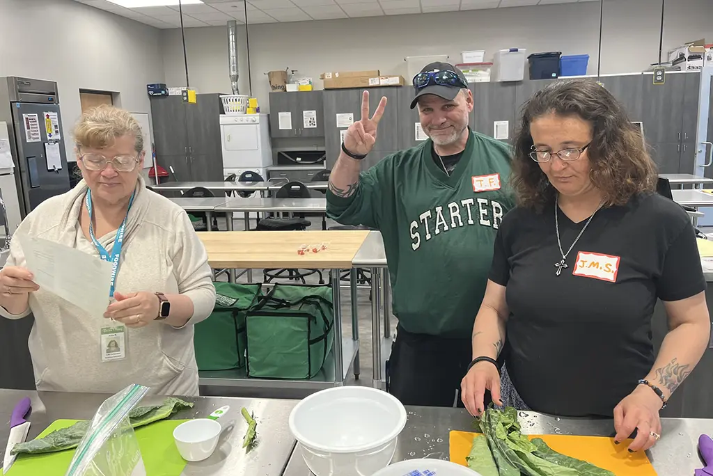 3 UW FoodWise volunteers teaching health & nutrition